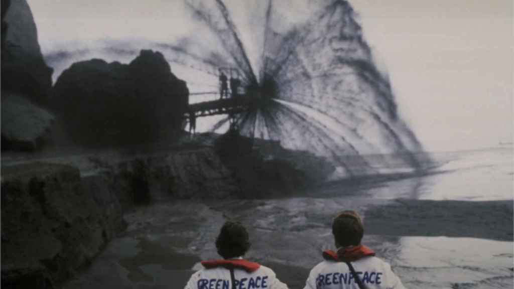 La foto  que dio la vuelta al mundo en 1986, y muestra el momento en que varios activistas de Greenpeace intentan cerrar la tubería de vertidos de la Bahía de Portmán.
