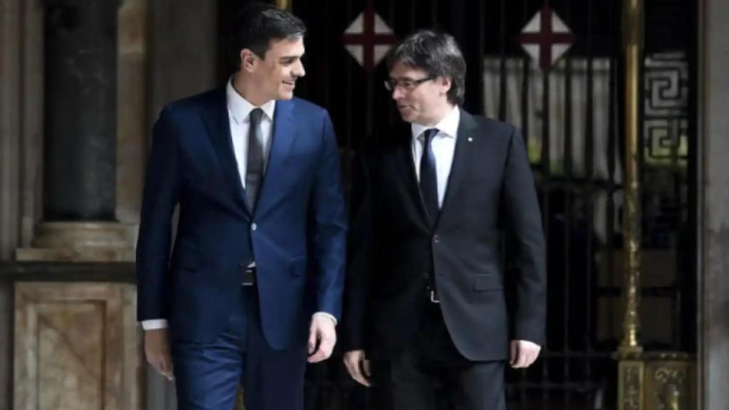 Pedro Sánchez y Carles Puigdemont, en una foto de archivo de 2016.