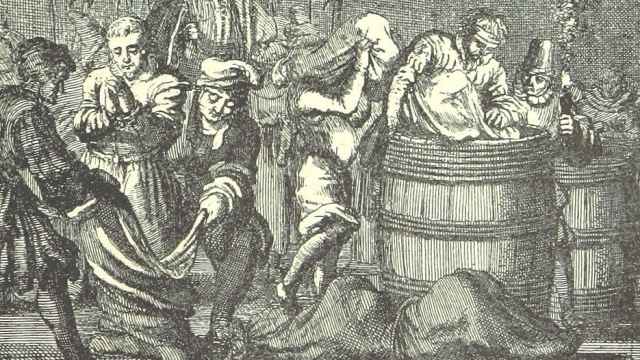 Recreación medieval de una pena del saco, un terrible castigo de origen romano.