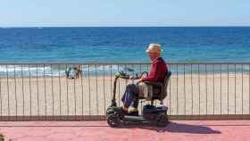 Un jubilado en una playa de Benidorm.