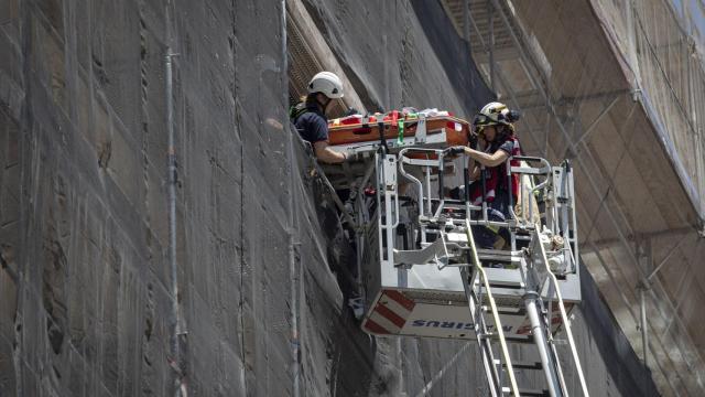 Los bomberos rescatan a un trabajador de la construcción tras haber sufrido un accidente .