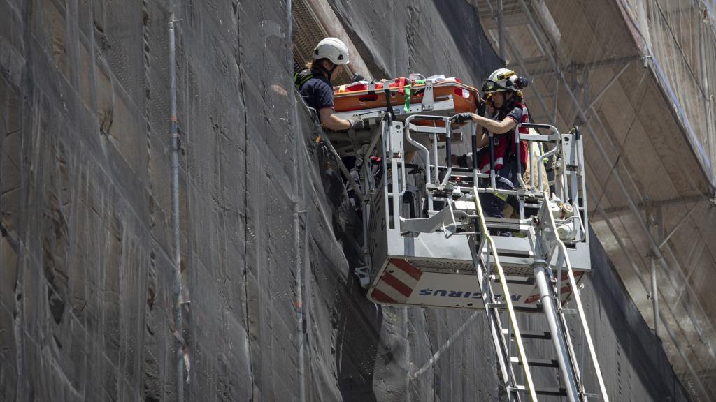 Los bomberos rescatan a un trabajador de la construcción tras haber sufrido un accidente .