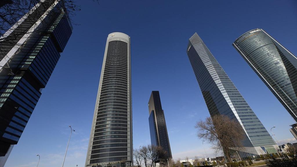 Vista de las 5 torres en el complejo Cuatro Torres Business Area.