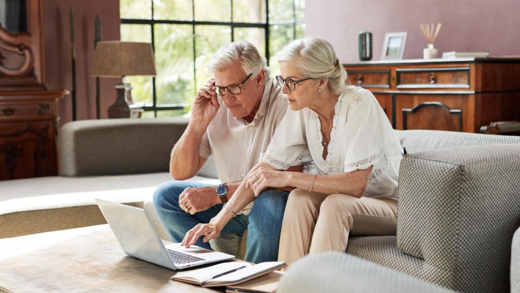 Un matrimonio estudiando la forma de rescatar su plan de pensiones.