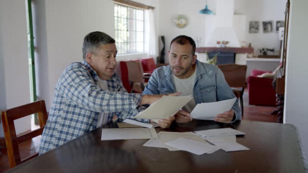 Dos personas hablando sobre temas de una vivienda