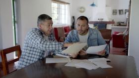 Dos personas hablando sobre temas de una vivienda