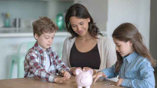 Una madre contando los ahorros con sus hijos