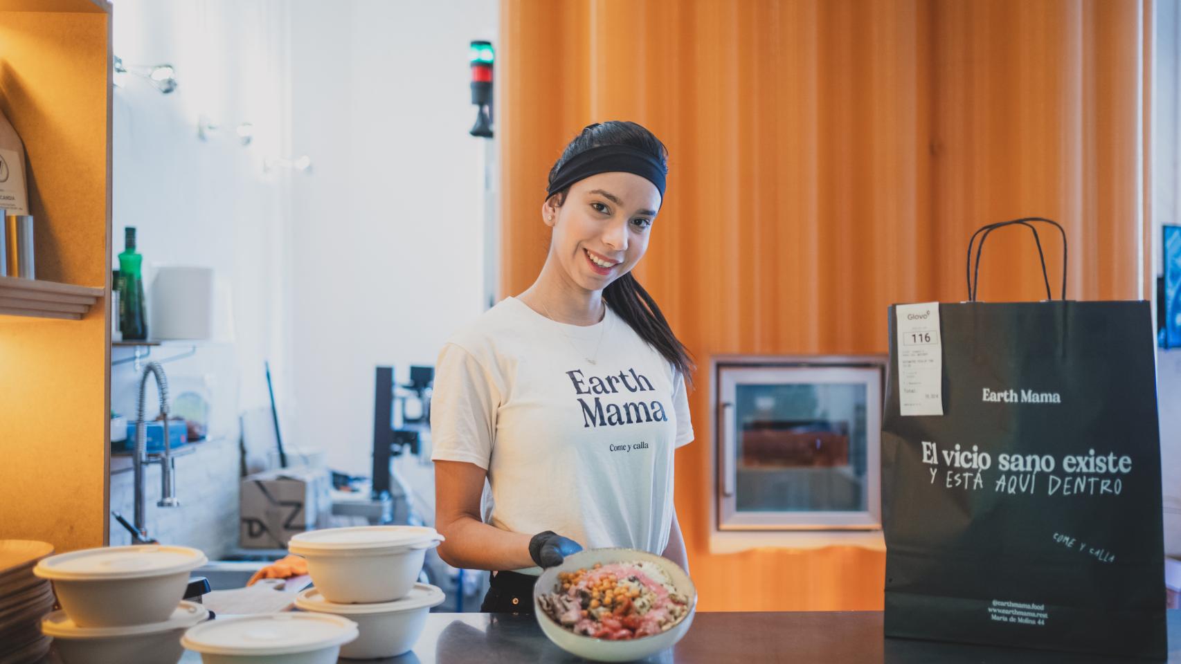 La camarera Orianna Ramos, la única empleada, que trabaja junto al robot-cocinero, al fondo, en Earth Mama.