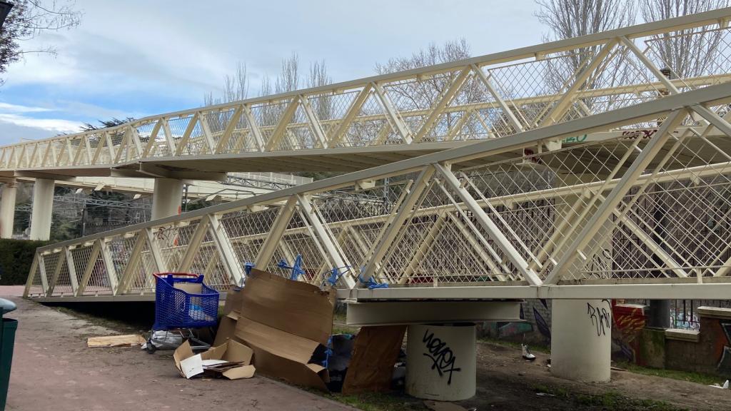El puente donde falleció la indigente de 41 años en el parque de La Bombilla.