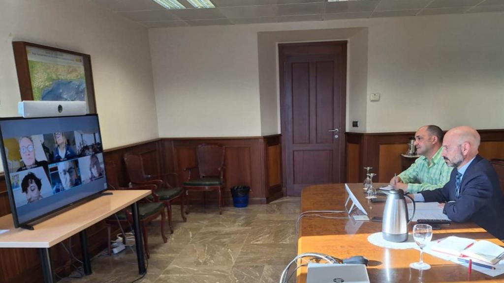 Imagen de la reunión del subdelegado del Gobierno en Málaga, Javier Salas, con afectados del Avant.