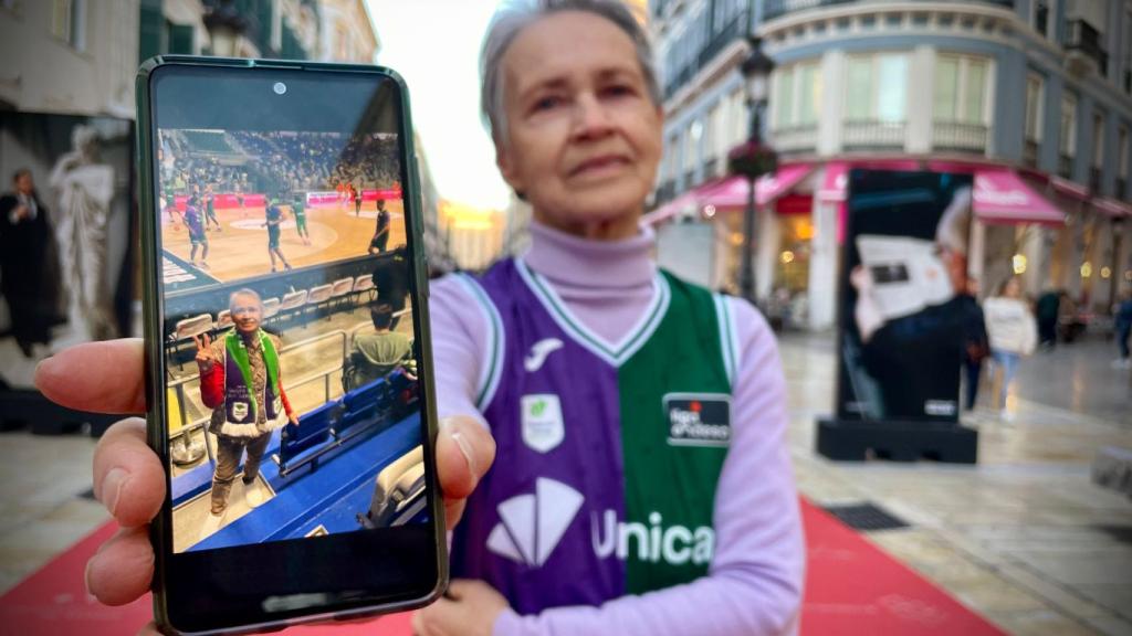 Nadia posa con una imagen que se hizo desde la grada del Carpena con Perry de fondo.