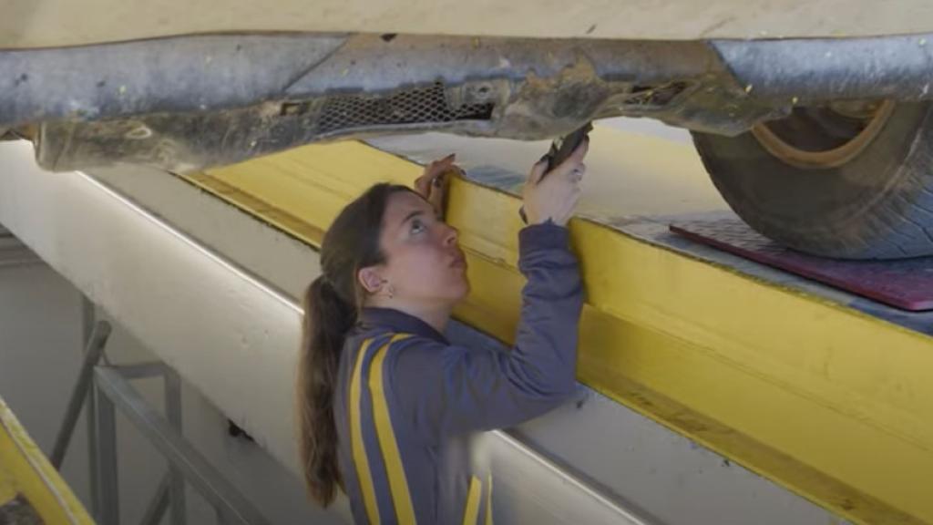 Trabajadora de la ITV de Montijo (Badajoz).