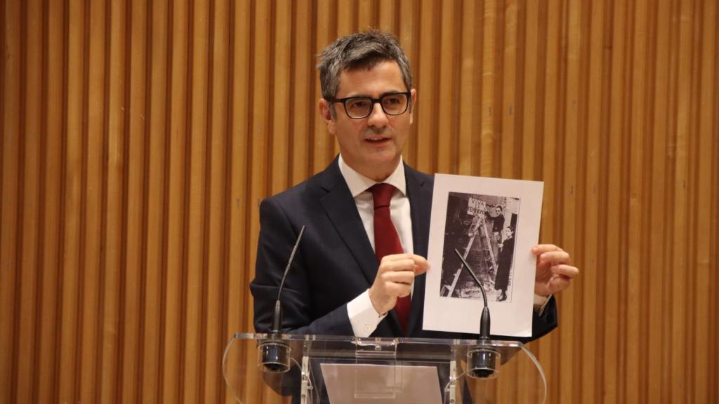 Félix Bolaños mostrando una foto de María Telo.