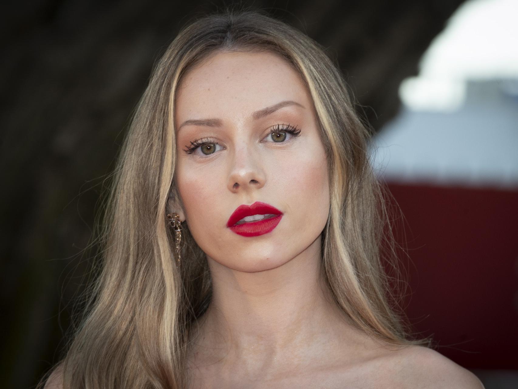 El vídeo bailando de Ester Expósito con una chica... que hace pensar que  están saliendo