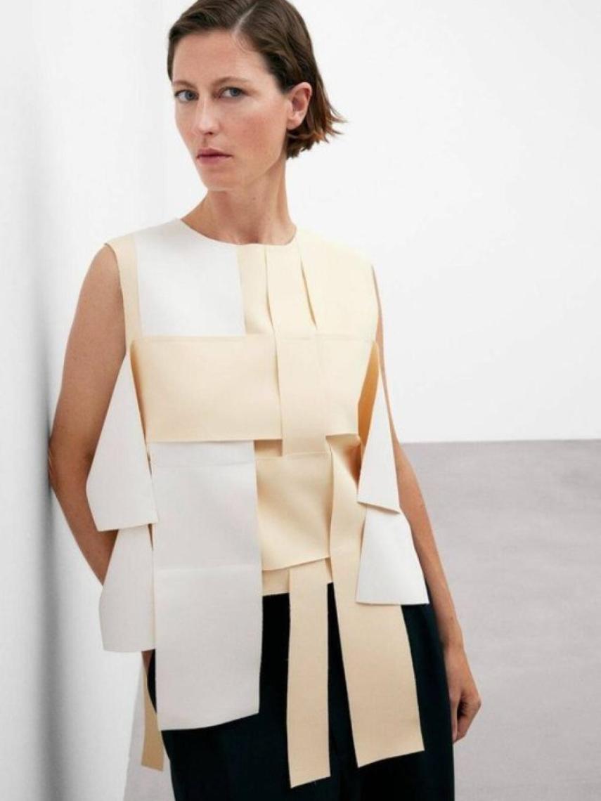 El top de Adolfo Domínguez que lucía la Reina.