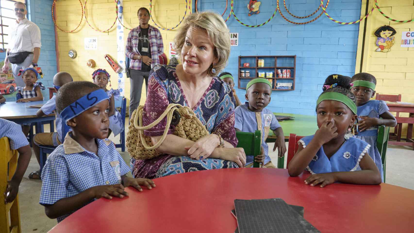 La Reina, en Costa de Marfil visitando una escuela.