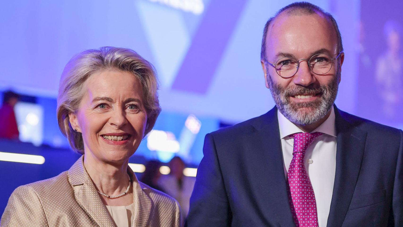 Ursula von der Leyen, presidenta de la Comisión Europea, junto a Manfred Weber, lísder de su partido, en el congreso del PPE en Bucarest.