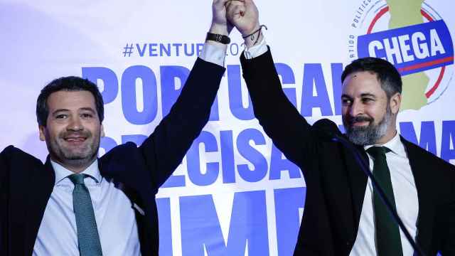 André Ventura, presidente del partido de extrema derecha Chega, recibe la visita de Santiago Abascal en un acto de campaña.