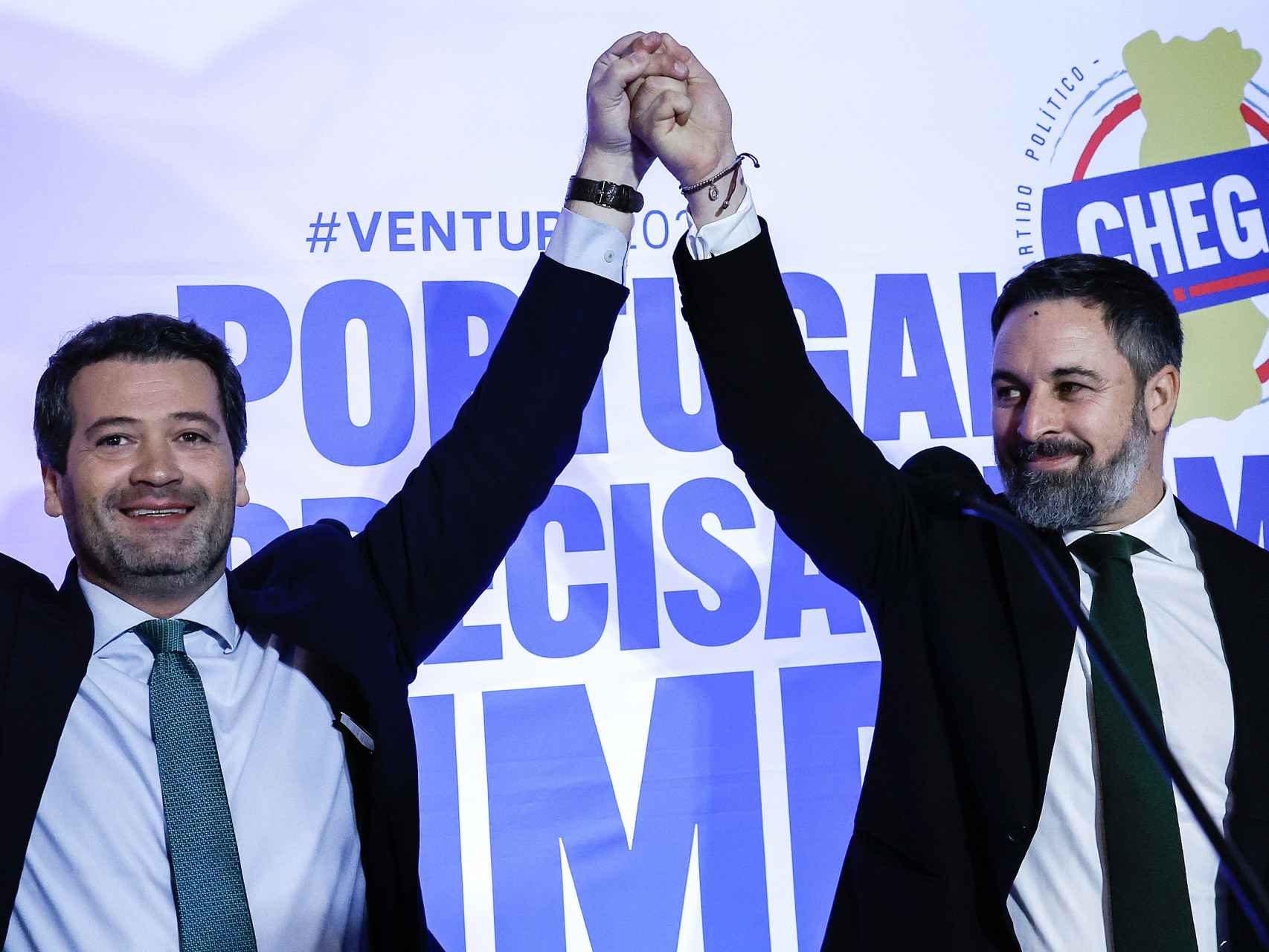 André Ventura, presidente del partido de extrema derecha Chega, recibe la visita de Santiago Abascal en un acto de la campaña de las últimas elecciones parlamentarias de Portugal.