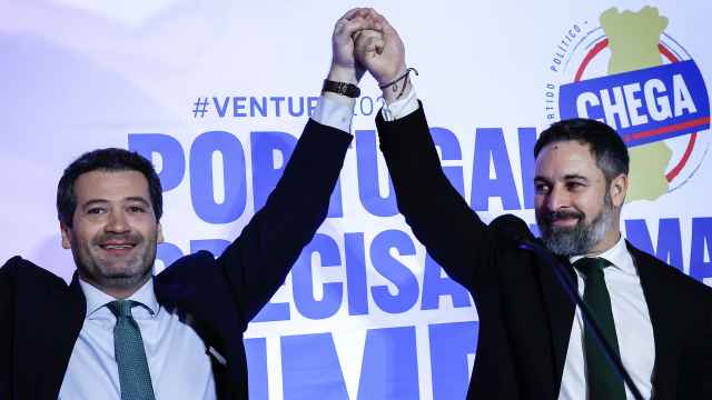 André Ventura, líder de Chega, recibe la visita de Santiago Abascal, este miércoles en un acto de campaña.