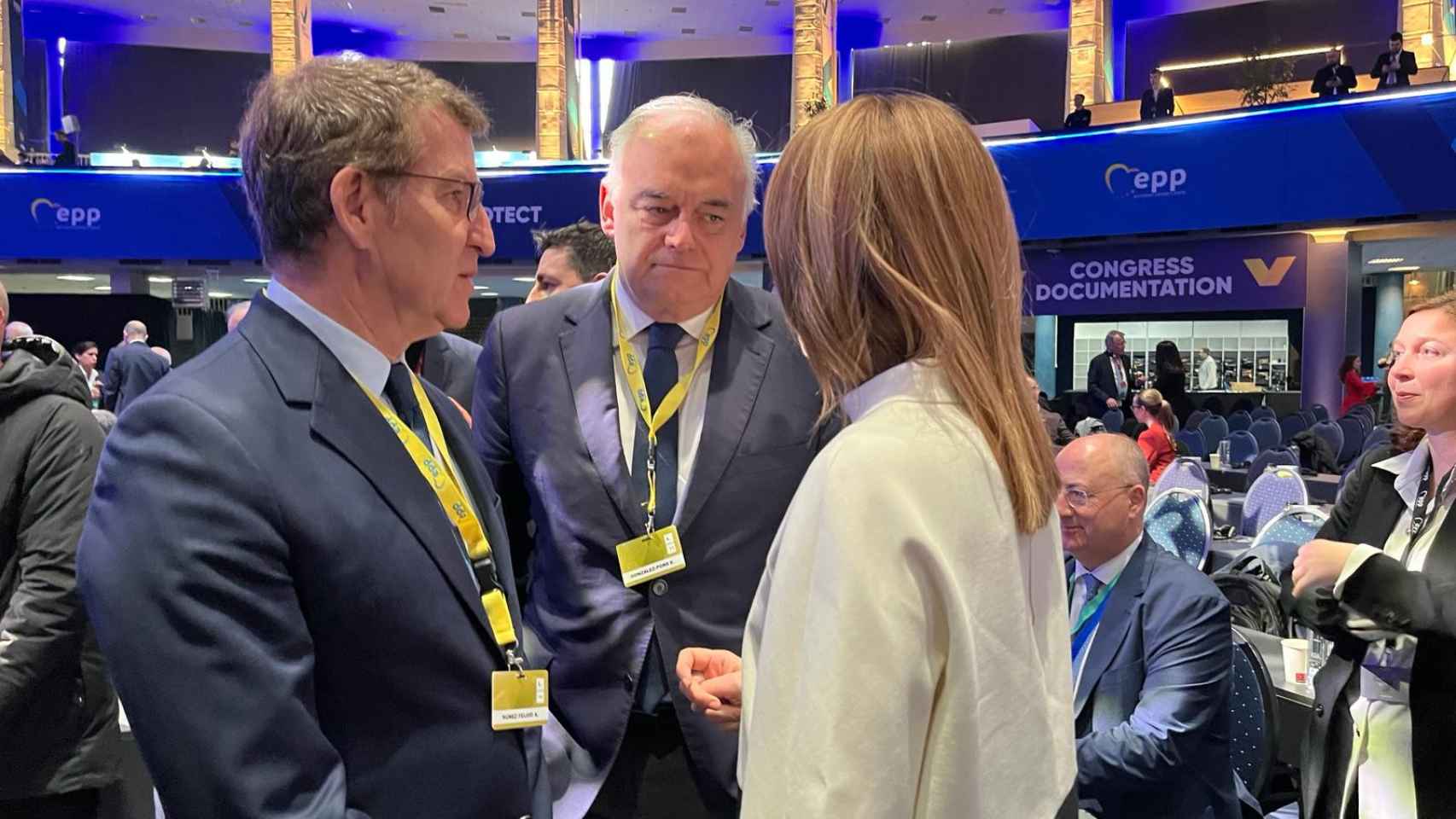 Alberto Núñez Feijóo charla con Esteban González Pons y Roberta Metsola, presidenta del Parlamento Europeo, en el congreso del PPE en Bucarest.