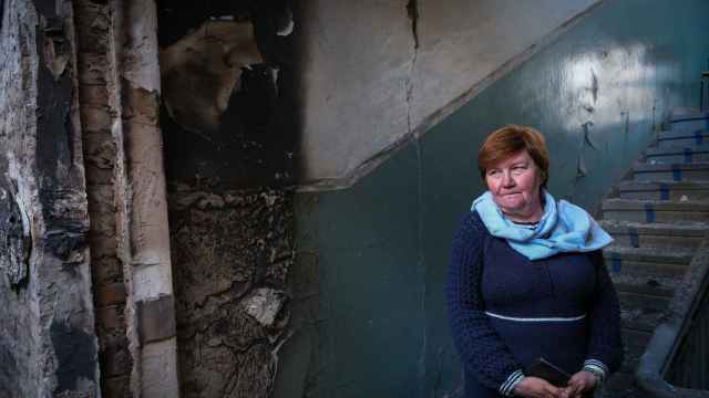 Tatiana, que ha trabajado toda su vida como cocinera en una escuela de Kupyansk, observa destrozada cómo ha quedado el edificio de su colegio tras la ocupación rusa