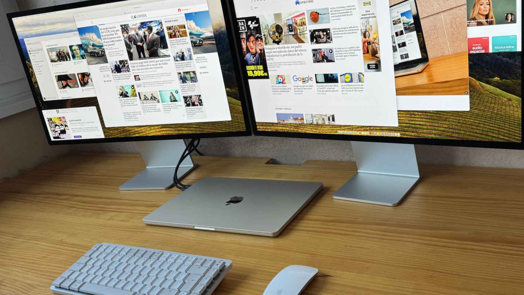MacBook Air M3 de 15 pulgadas conectado a dos Apple Studio Display