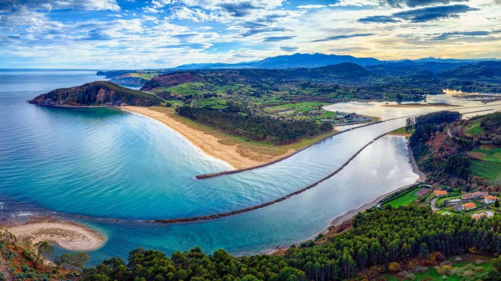 Panorámica del estuario de la ría de Villaviciosa, Asturias.