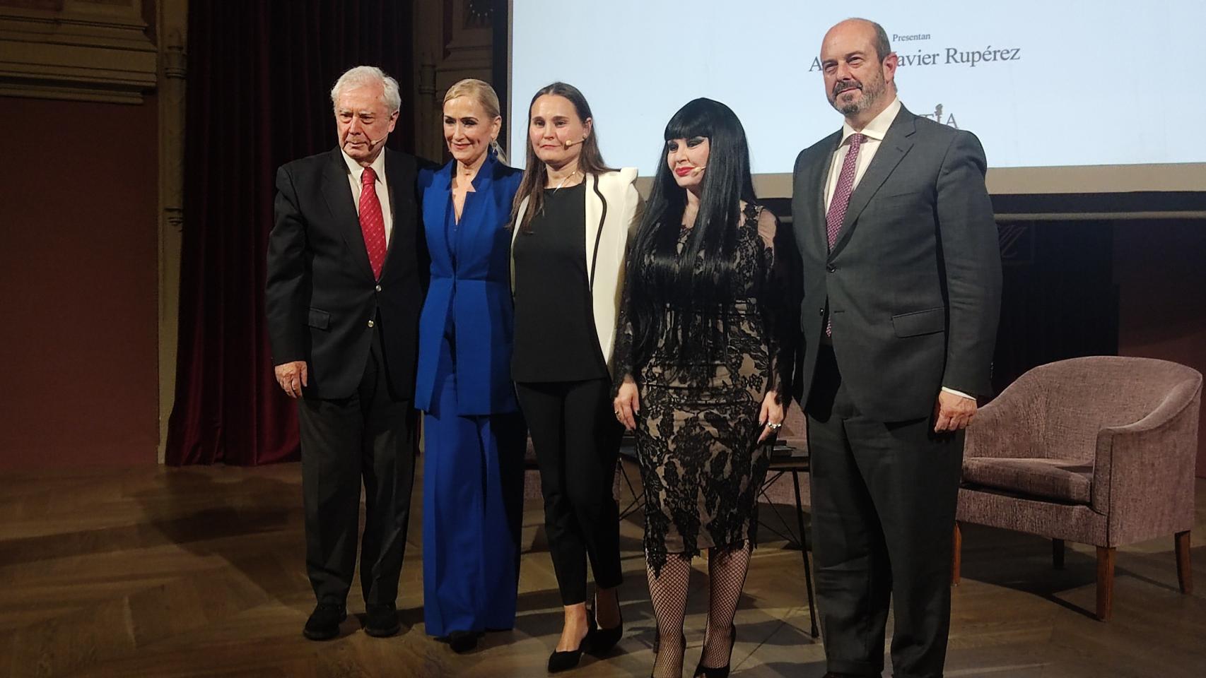 Alessia Putin, junto a Cristina Cifuentes, Alaska y Javier Rupérez, entre otros, en la presentación del libro