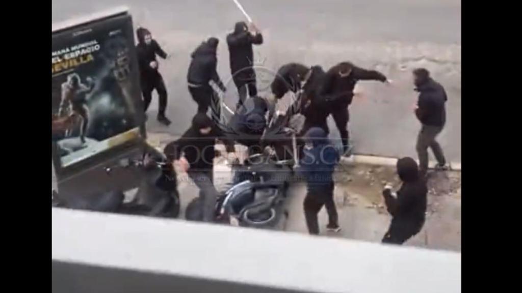 Imágenes de la pelea en las inmediaciones del campo del Betis.