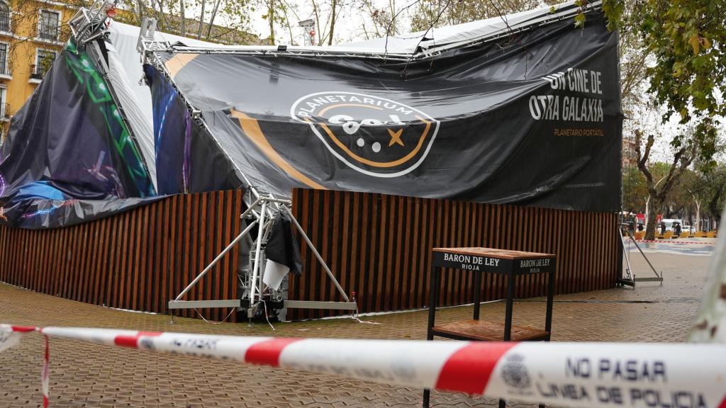 La lluvia tira una carpa de la Alameda y atrapa a varios niños: hay tres heridos