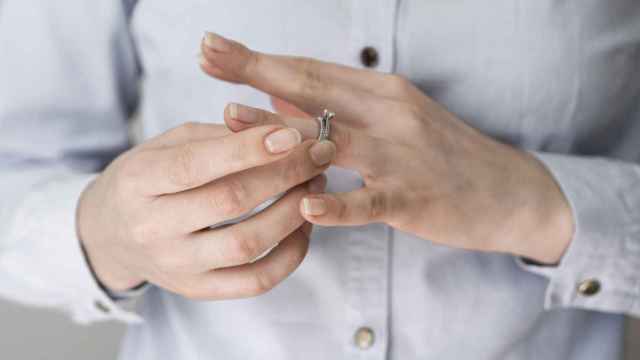 Mujer probándose un anillo.