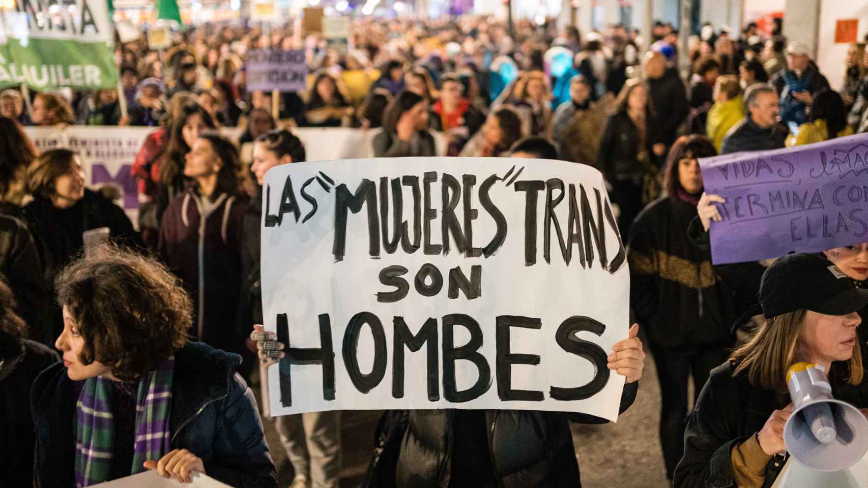 Una mujer con un cartel durante una manifestación convocada por el Movimiento Feminista de Madrid por el 8M en 2023.