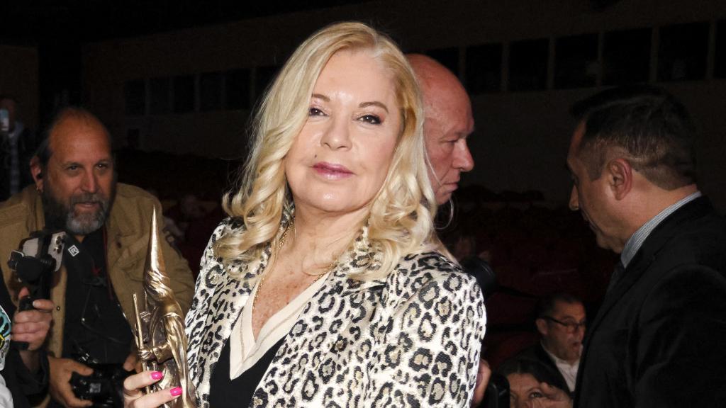 La artista Bárbara Rey, posando, feliz, con su premio.