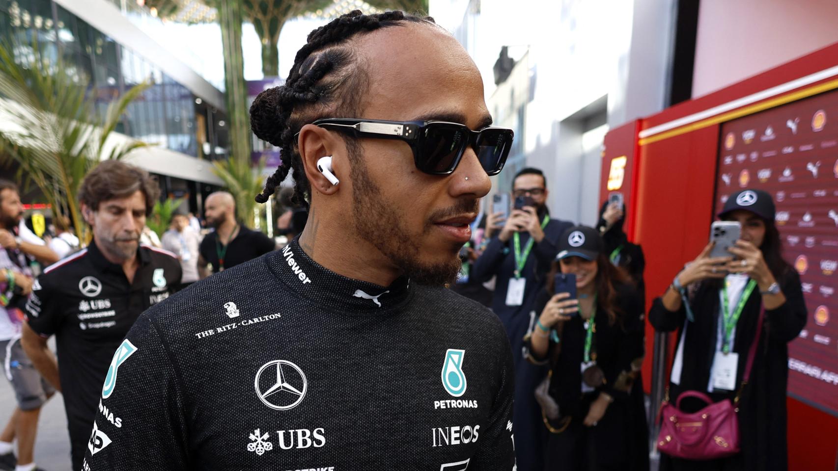 Lewis Hamilton responde a los medios en el Gran Premio de Arabia Saudí.