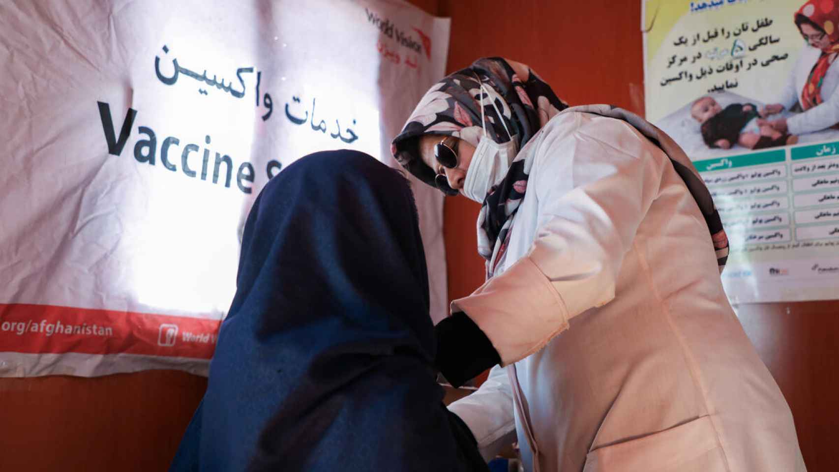 Una trabajadora de World Vision en una unidad clínica móvil en campaña de vacunación.
