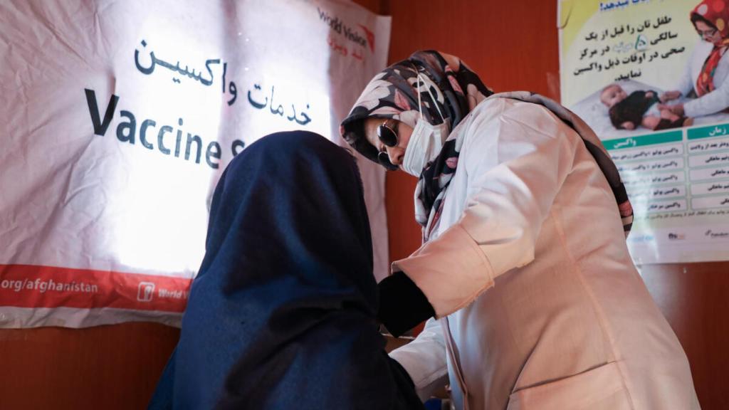 Una trabajadora de World Vision en una unidad clínica móvil en campaña de vacunación.
