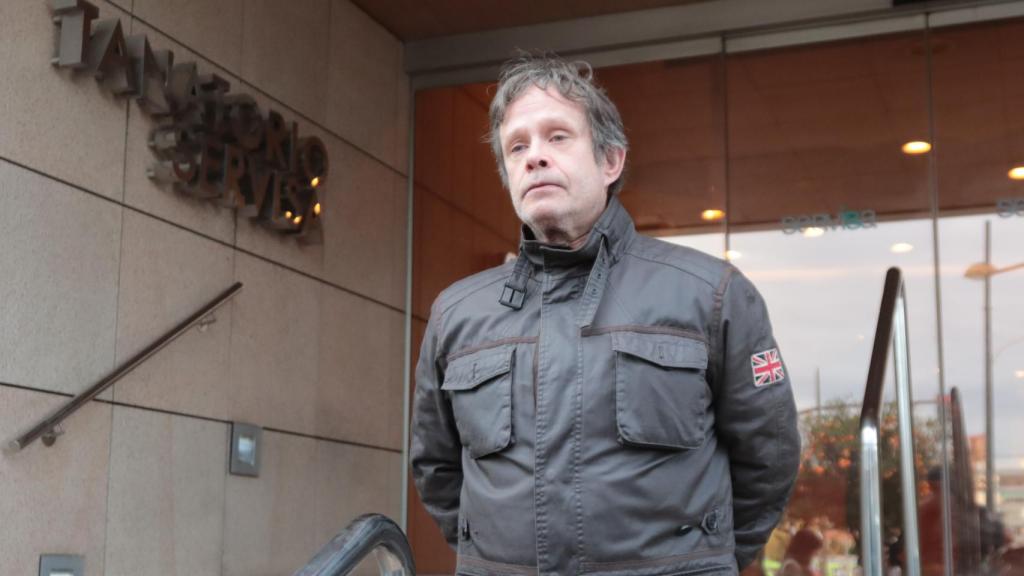 Paco Arévalo hijo, posando ante las cámaras, a las puertas del tanatorio, donde se veló a su padre.