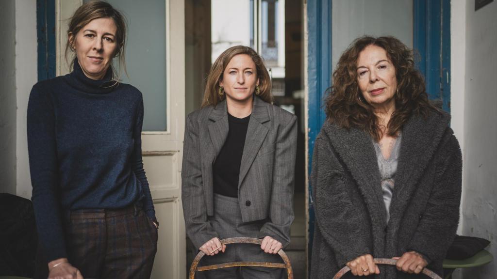 Rebeca Blanchard, Pati Lara y Elba Benítez en el patio de la galería Elba Benítez