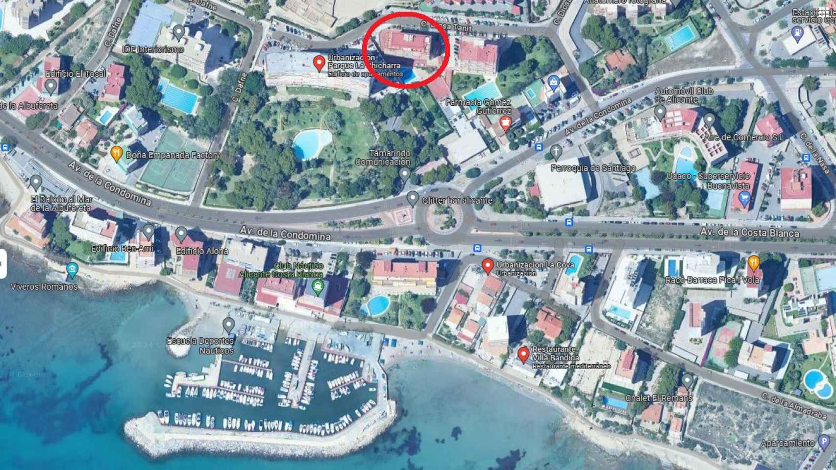 En el círculo rojo, ubicación del edificio El Panorama, entre La Chicharra y La Hormiga, en La Albufereta de Alicante.