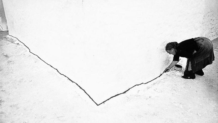 La señora que pintó la raya en el suelo.