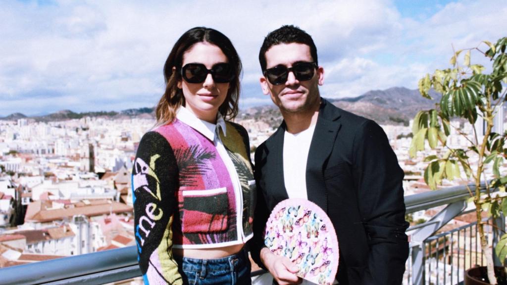 Los dos actores, con un abanico en honor a Locomía.