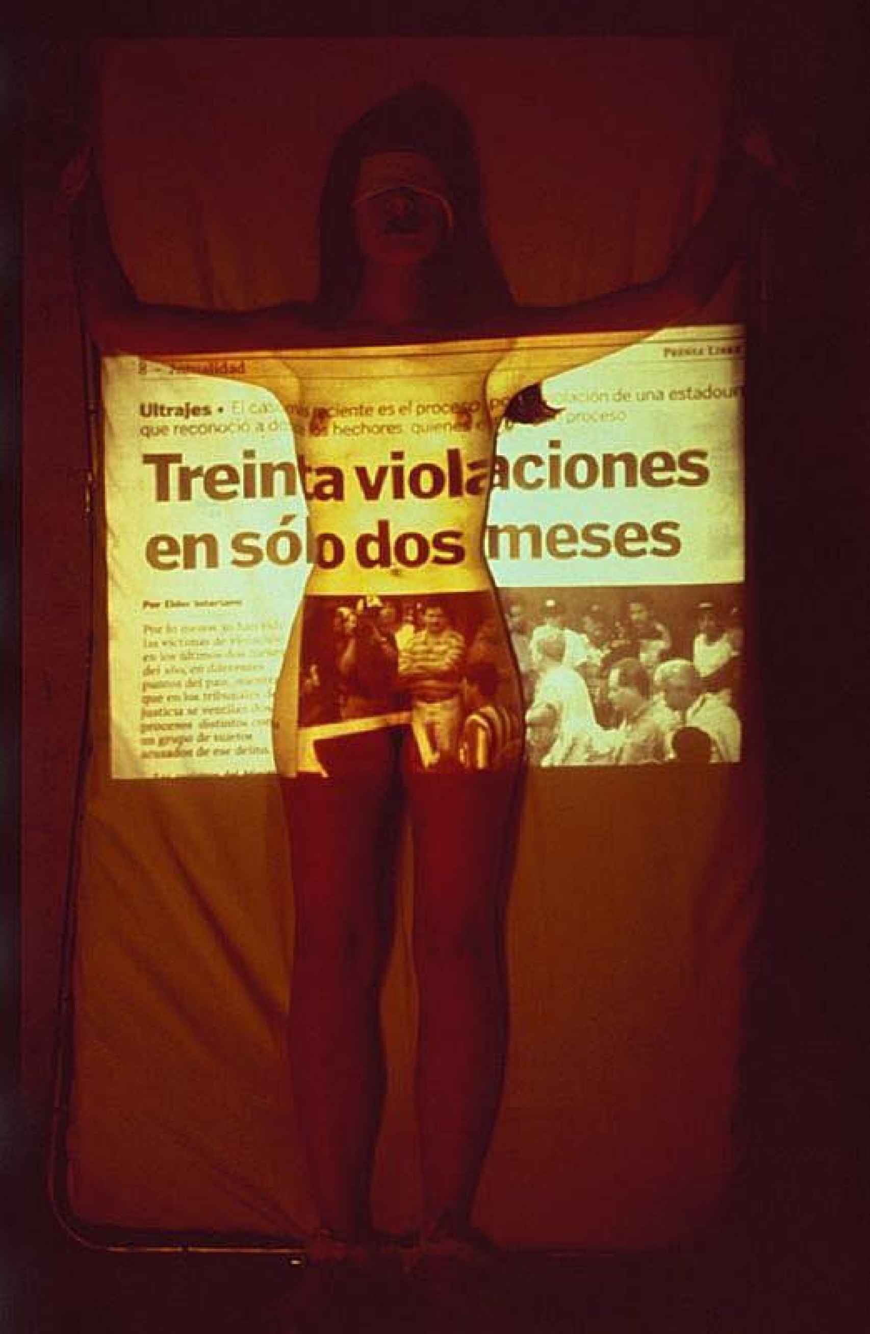 El dolor en un pañuelo, 1999. © Regina José Galindo