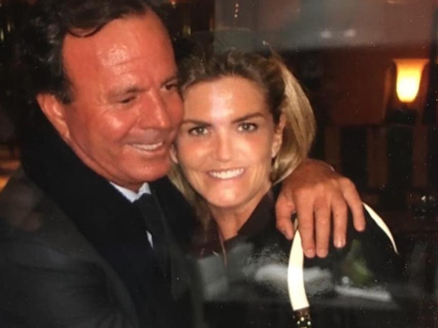 Uribarri, abrazada por Julio Iglesias, su primer representado y gran amigo personal.