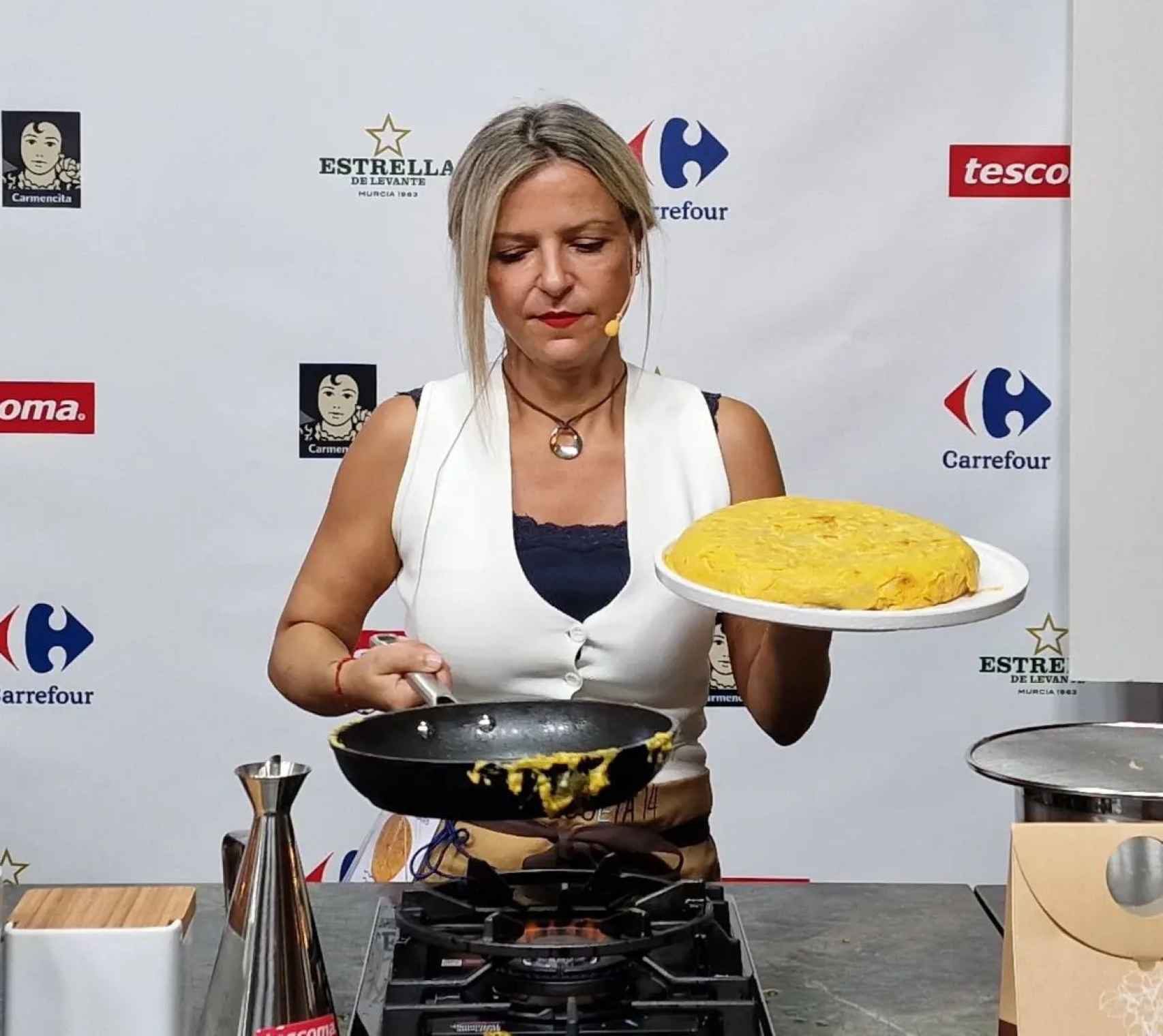 Paz Corral, la cocinera de una de las mejores tortillas de Valencia, en el XV Campeonato de España. EE