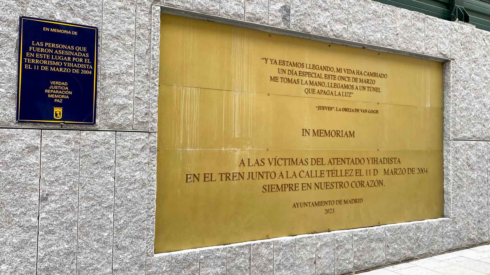 Placa en recuerdo de las víctimas del 11M de calle Téllez en Madrid.