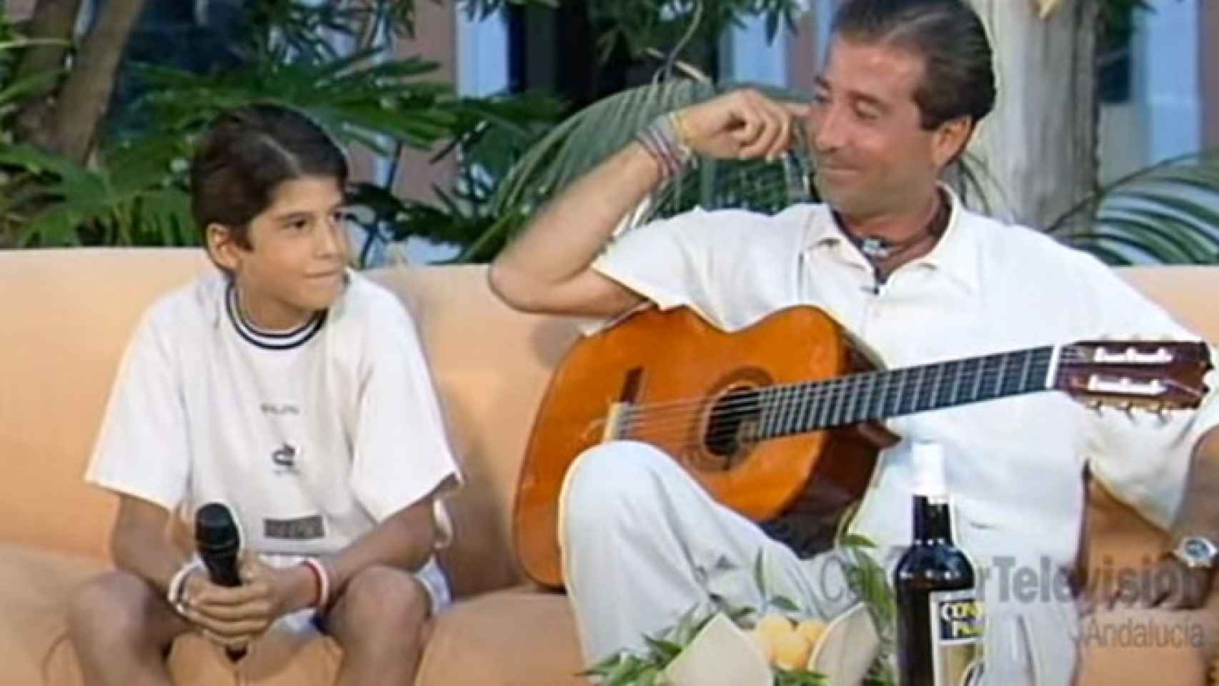 Julián Contreras Rodríguez mirando a su hijo en un momento de la emisión del programa.