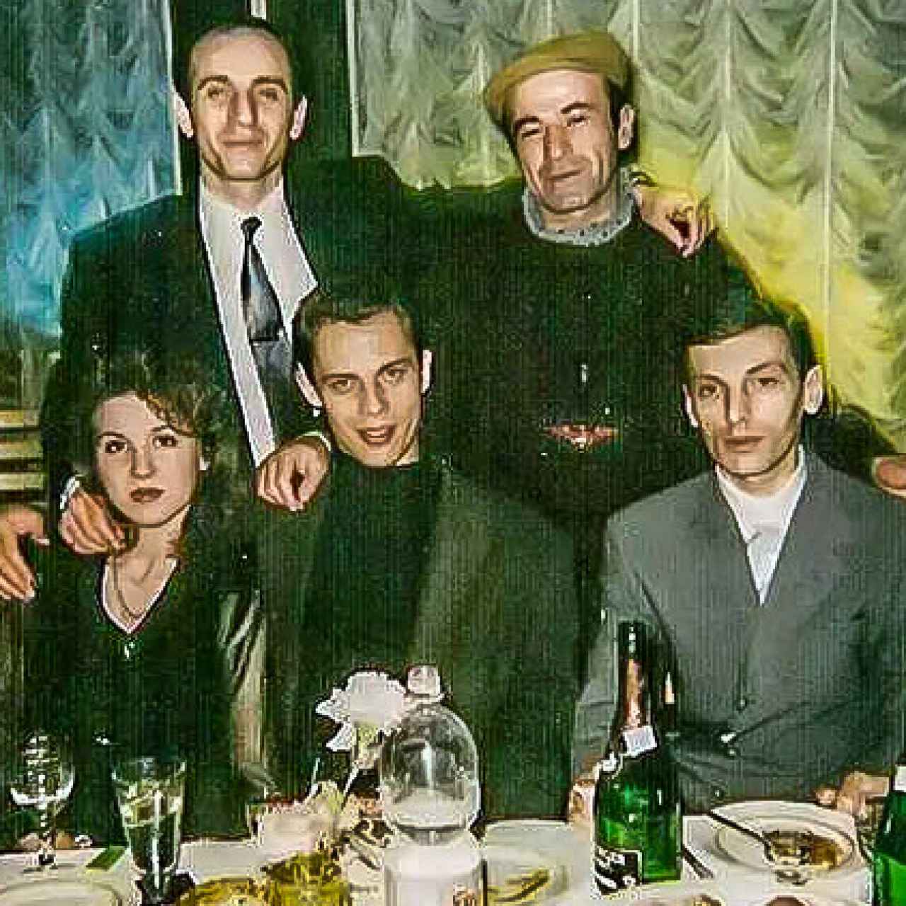 Badri Kudraishvili, a la derecha abajo, con otros mafiosos rusos, en una foto tomada en Moscú en 1993.