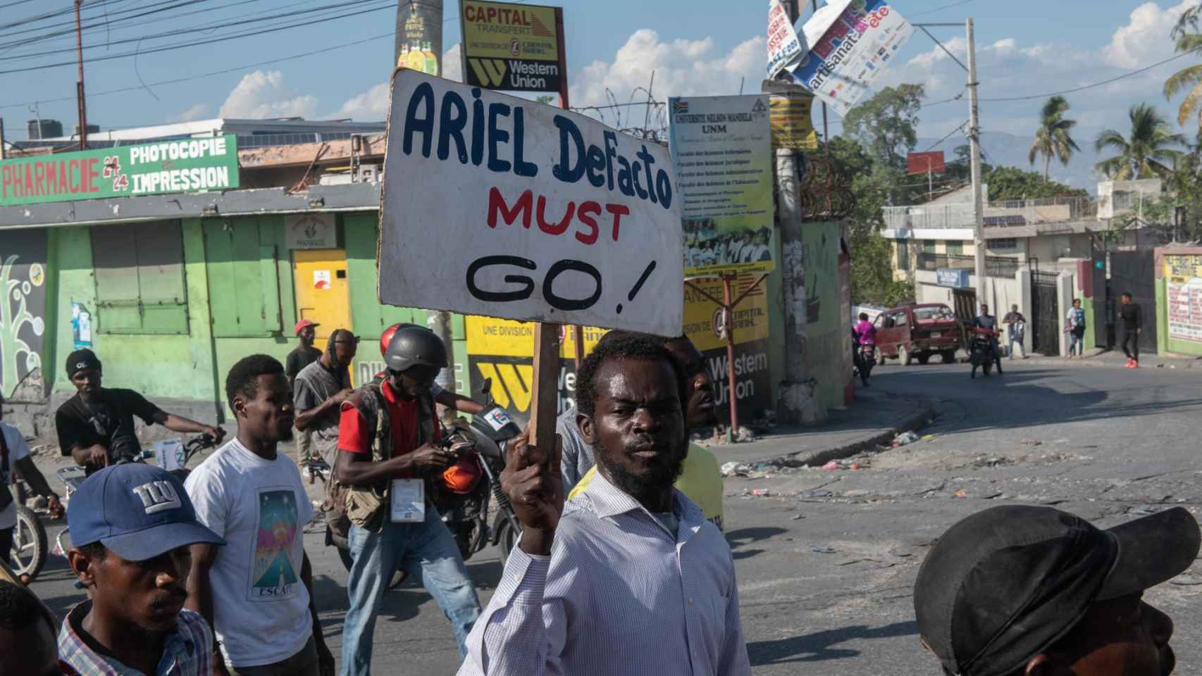 Decenas de haitianos se manifiestan en Puerto Príncipe para exigir la renuncia de Henry.