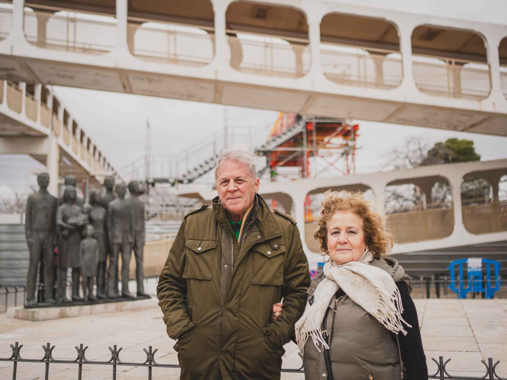 Ángeles y su marido Eduardo, junto al monumento a las víctimas del 11-M en Alcalá de Henares.